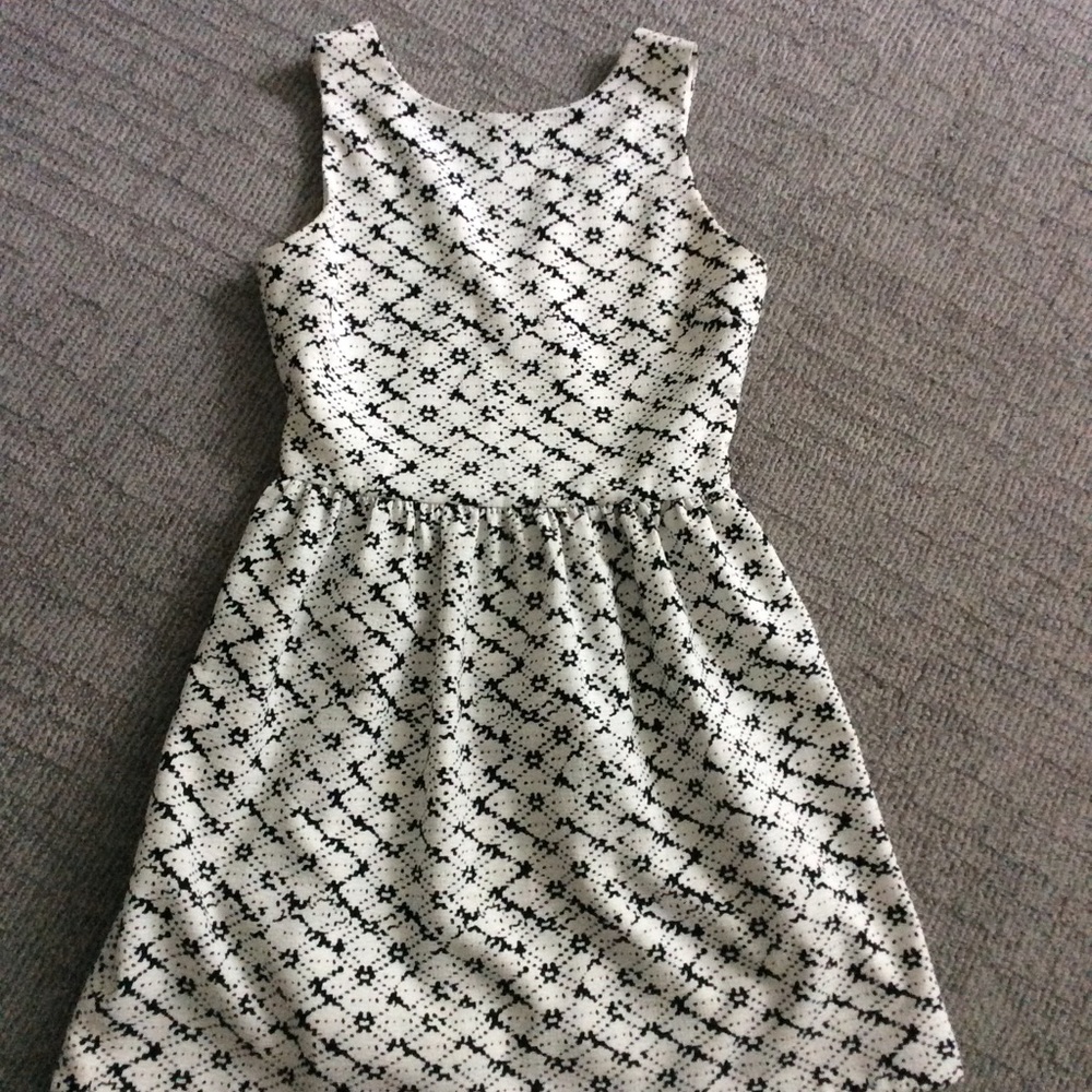Sleeveless black & white dress.